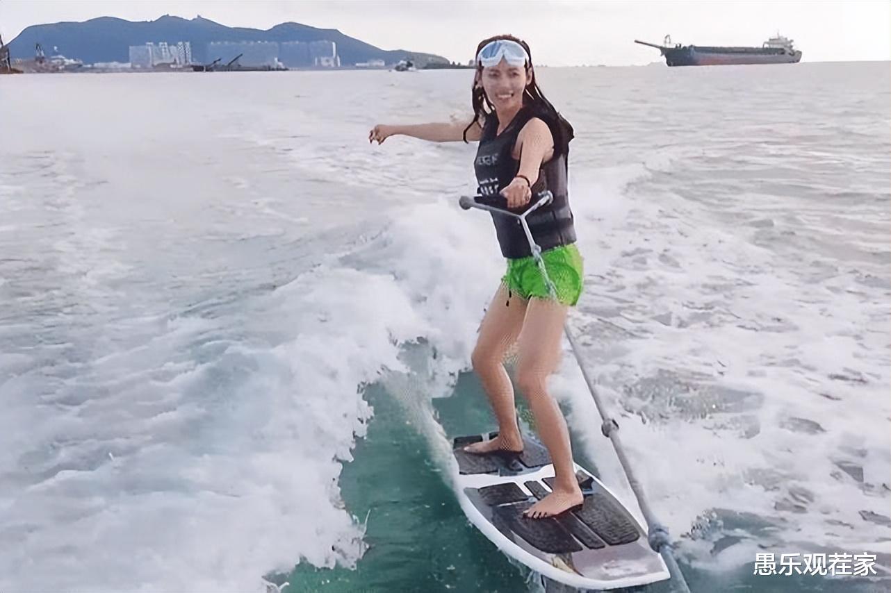 章子怡带俩娃度假,7岁女儿活泼可爱,帮网友抱娃被赞亲切有爱心