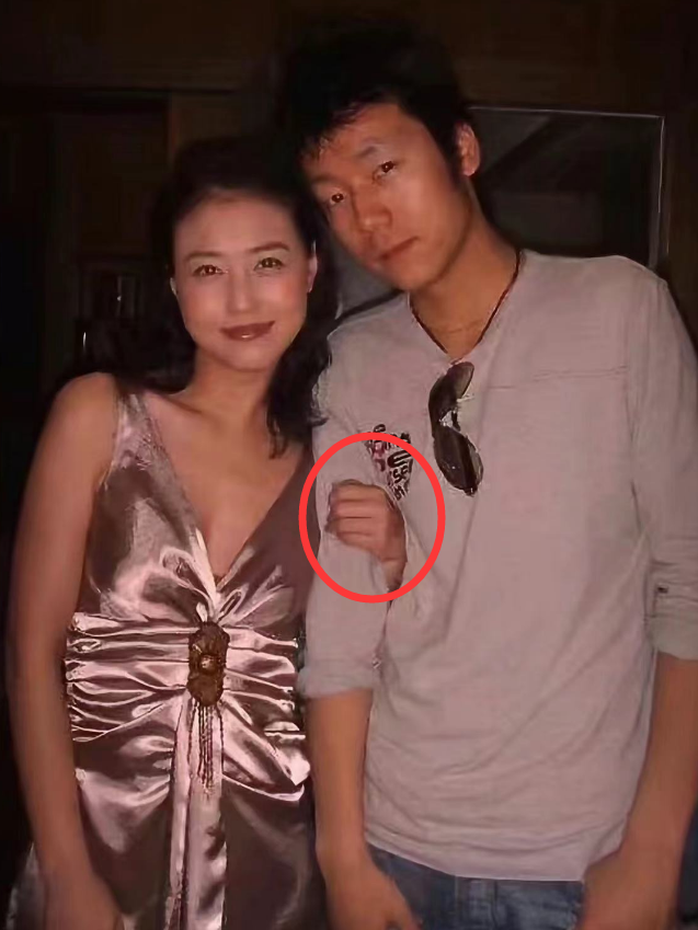 周海媚死因另有内幕!绯闻男友晒合影悼念,怒骂助理太无耻!