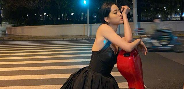 欧阳娜娜|欧阳娜娜超低胸礼服参加活动,弯腰洩邪恶曲线火辣身材