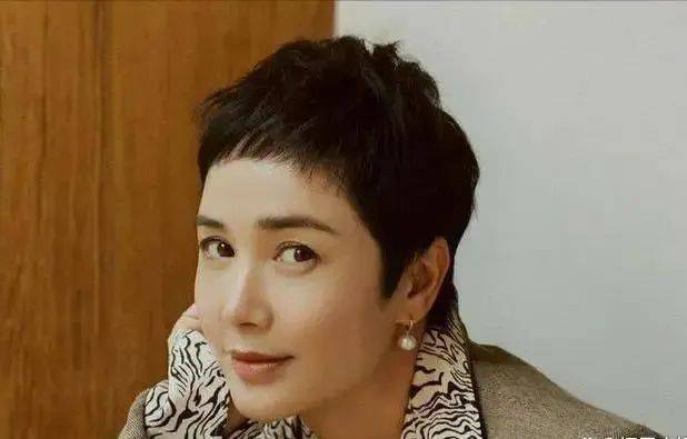 蒋雯丽|蒋雯丽装嫩演油腻剧，疑和黄轩车内激吻30分钟！