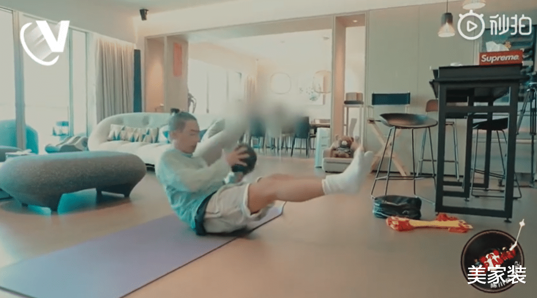 “山鸡哥”陈小春: 住着上亿豪宅,却连几件像样家具都没有!