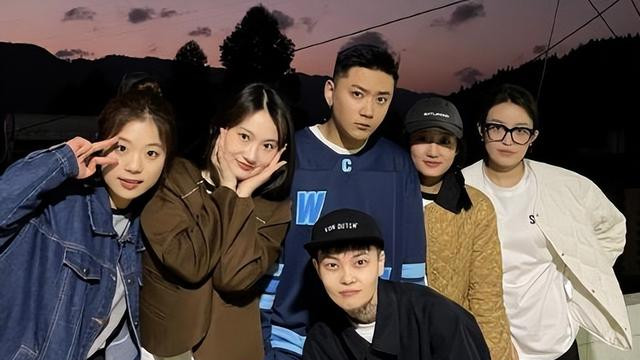 胡歌|崔晋晒与李勒优亲密合照，手的位置引争议，网友：没分寸