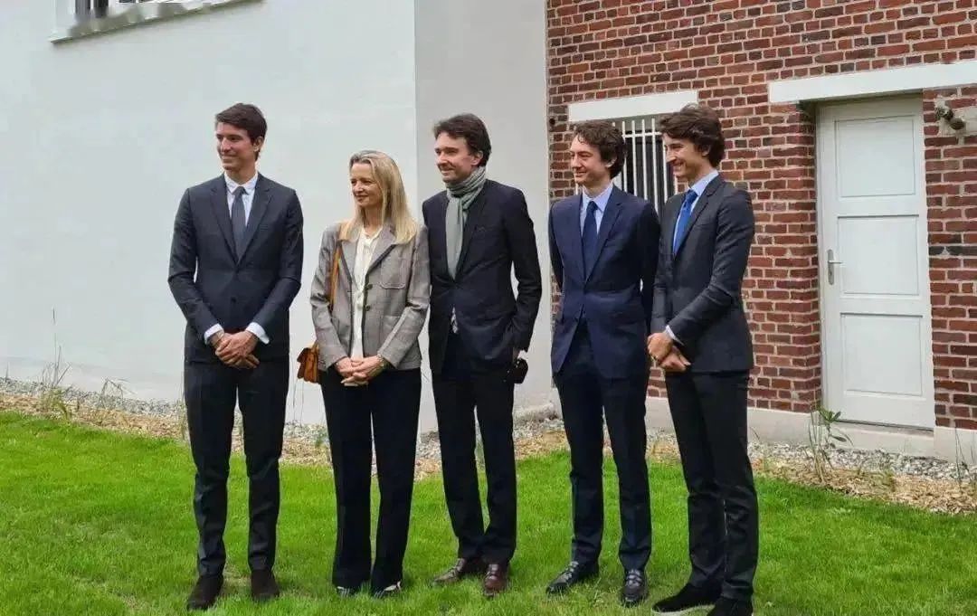 Lisa疯马秀刚跳完,绯闻男友家就出事!LVMH掌门人涉嫌洗钱被调查