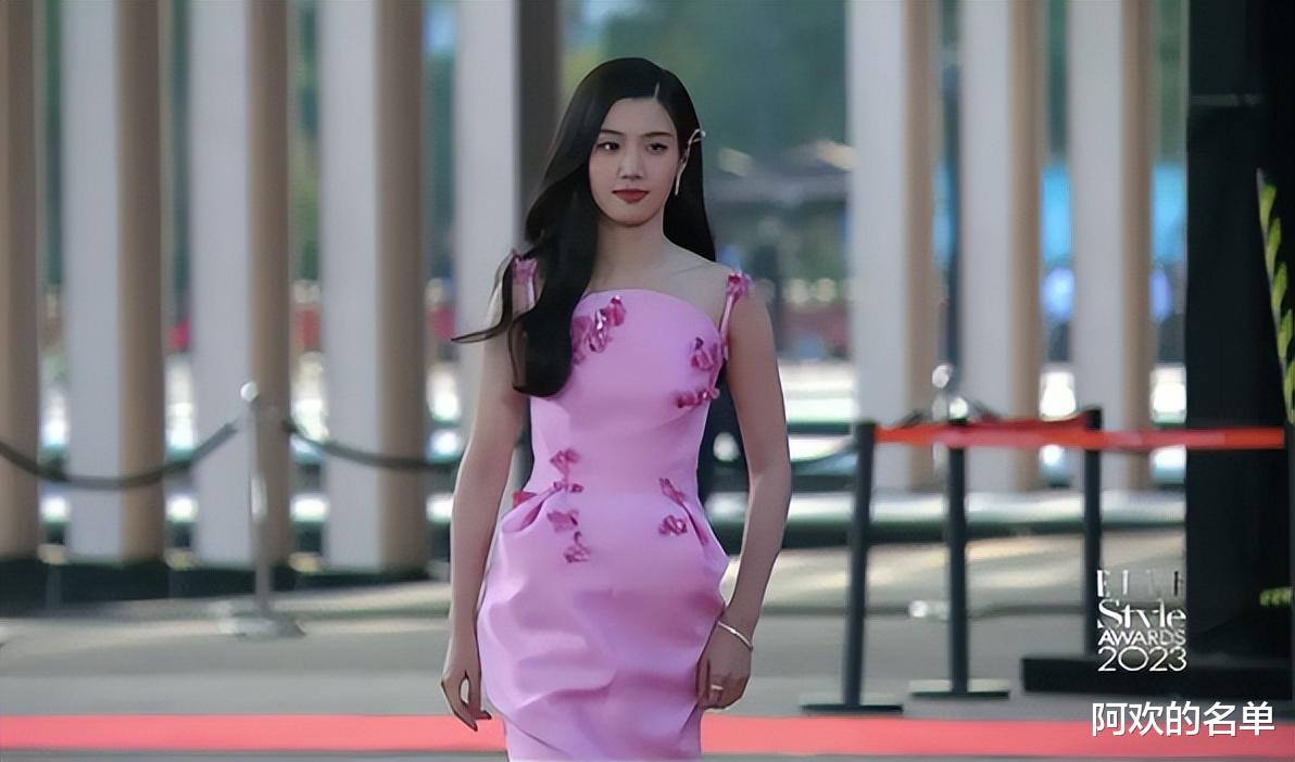 ELLE红毯好热闹！热巴罕见失手，杨紫中规中矩，娜扎仿佛神女下凡