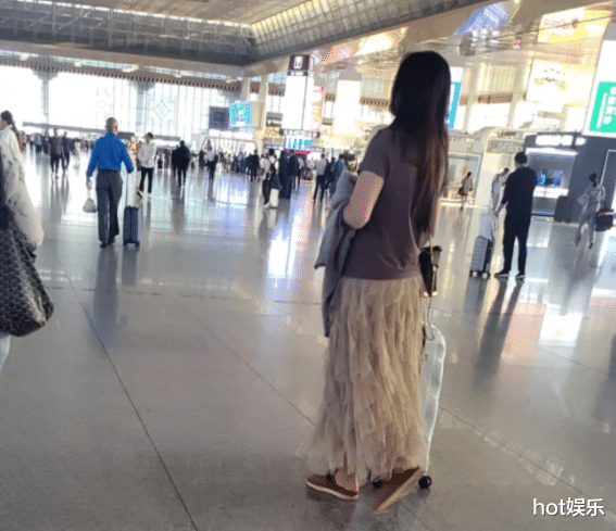 王祖贤福建再被偶遇,全程9站,住900一晚宾馆,退圈生活依旧奢侈