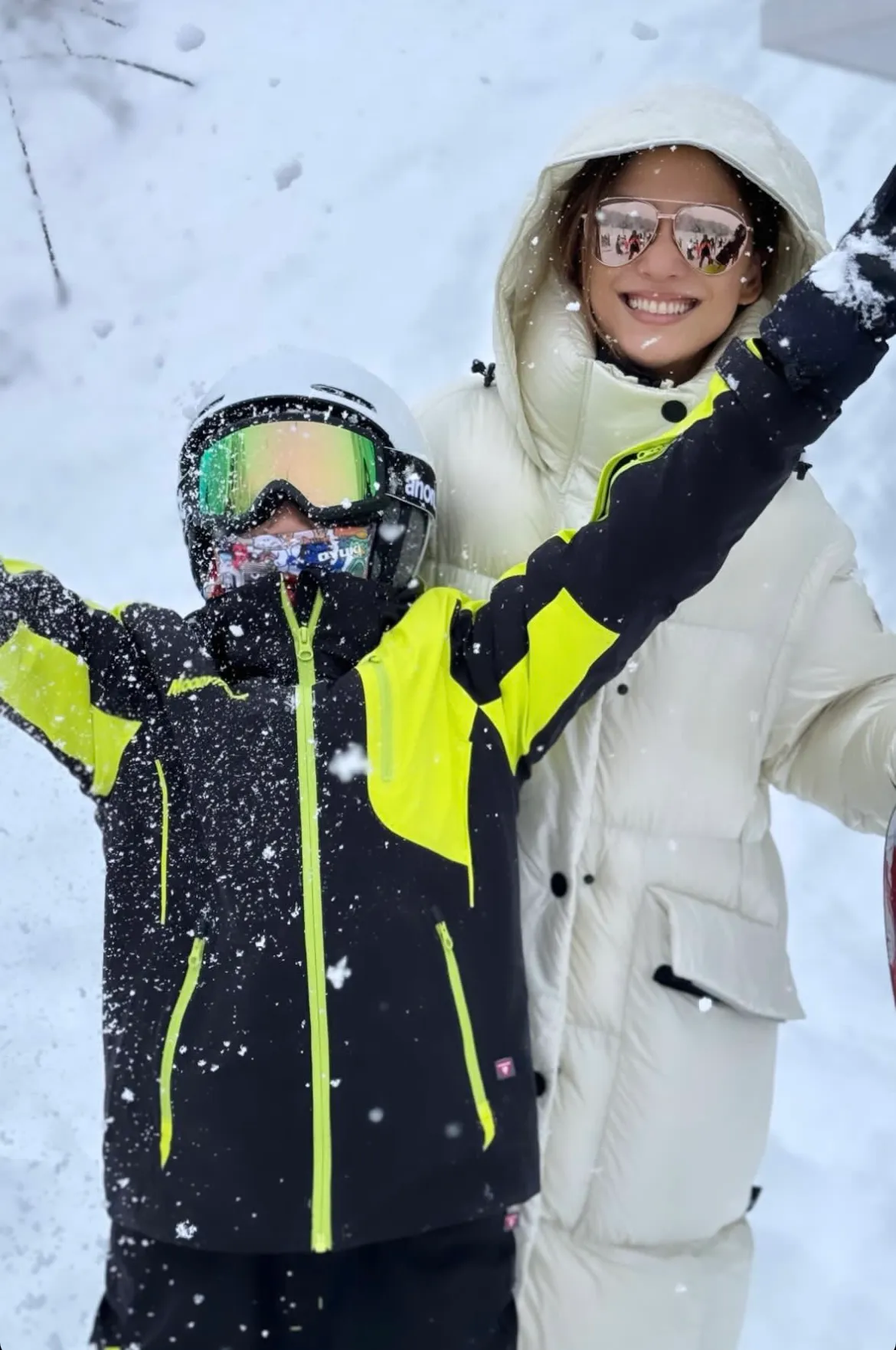 应采儿陪大儿子去滑雪，10岁Jasper滑雪造型又酷又帅，玩得超欢乐
