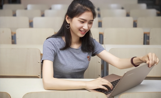 鉴黄师|揭秘女鉴黄师的真实生活：时薪不过6元，离职后无法直视这些词