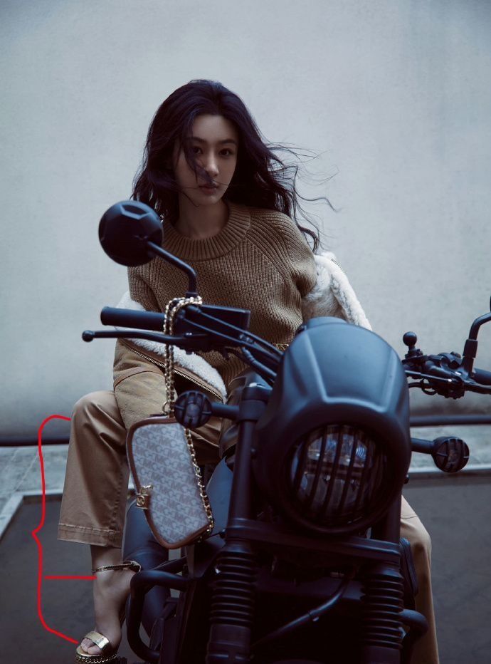 杨紫最新大片被嘲又土又油！肚腩醒目，倒影忘p暴露杨紫真实身材