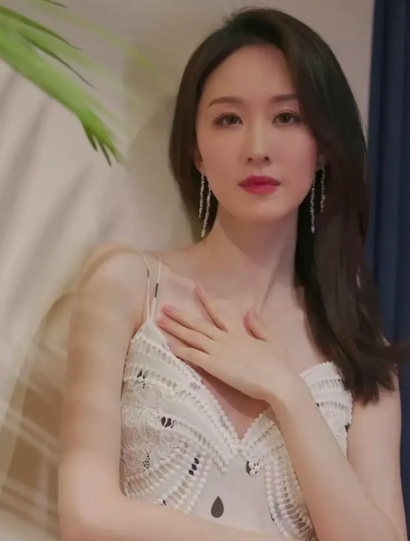 张雯：惊艳整个娱乐圈！36岁至今单身的她，美得无可挑剔！