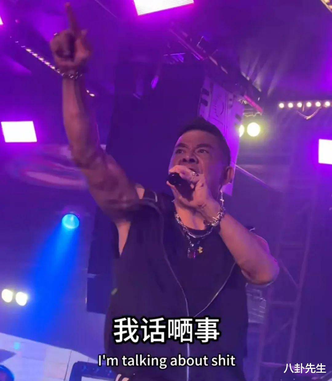 62岁港星沦为“酒吧唱将”,秒变黑脸怒斥观众,过气但收入高得离谱