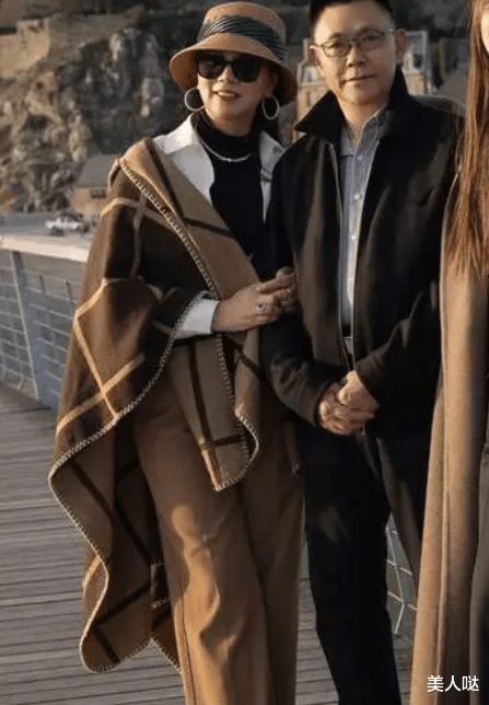 沈梦辰携爸妈游欧洲，62岁爸爸衣着朴素难掩霸总范，61岁妈妈穿搭时尚比她还美