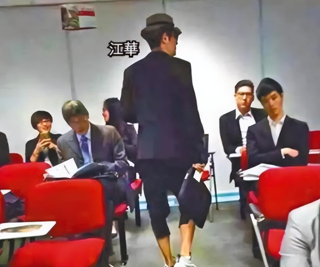 张晨光|过气老艺人的窘况：直播磕头、县城走穴、晚节不保，体面退场太难