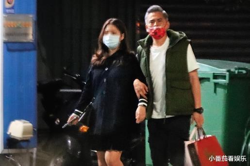 52岁知名男星中年得子,晒照片满脸慈爱,小20岁娇妻笑容灿烂