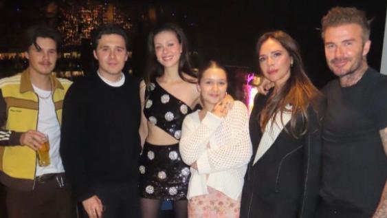 小贝|大布回伦敦！小贝一家又团聚，婆媳同框比美，妮可拉黑丝秀美腿