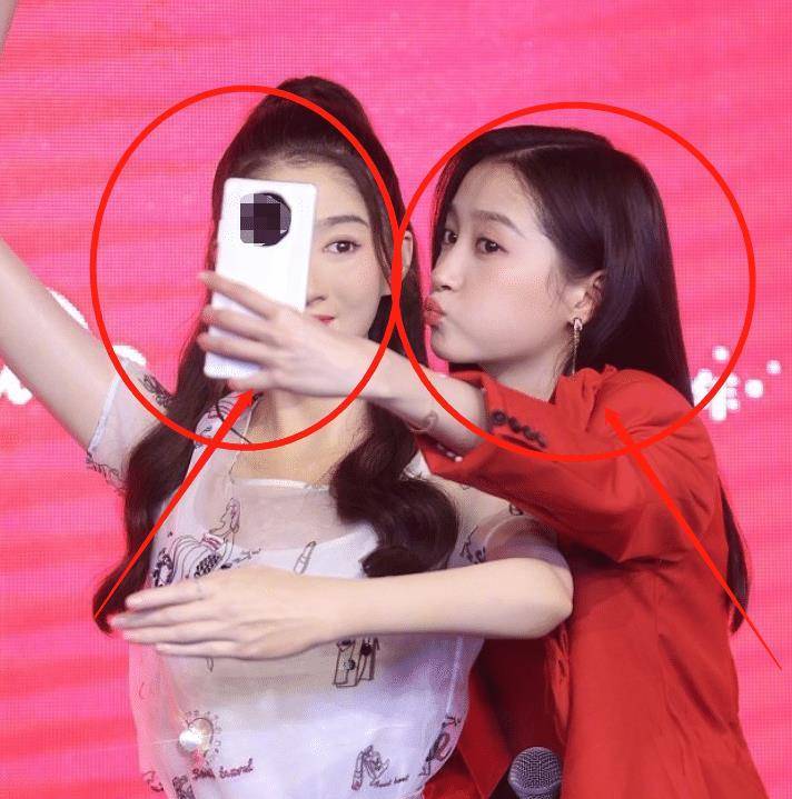 关晓彤|关晓彤看到自己的蜡像 笑到扶门站不住