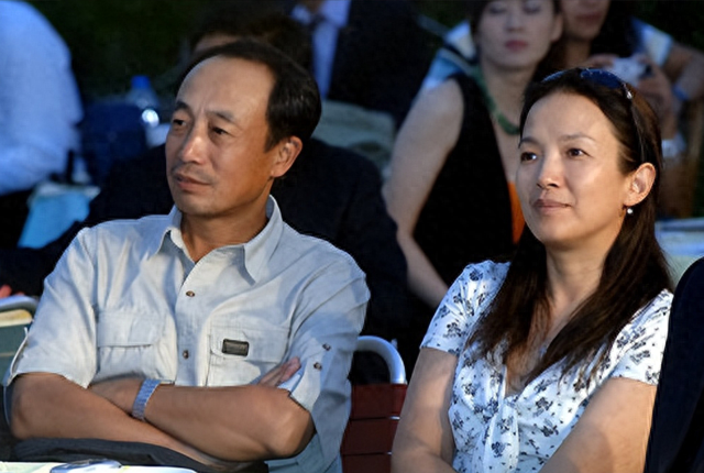 善恶终有报!63岁在美国捡垃圾的吕丽萍,终究活成了一个“笑话”