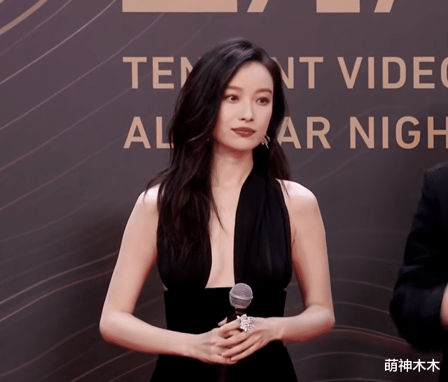 星光大赏红毯生图来了！热巴妆容翻车，杨紫选错礼服，唐嫣皮肤好