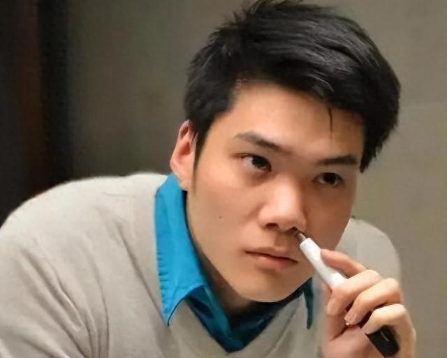 鼻毛总“窜”出来的男人,暗示了什么?为何鼻毛会变白?