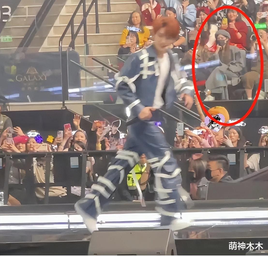 爱豆丁程鑫被曝恋爱!演唱会疑与女友隔空传情,粉丝彻底破防