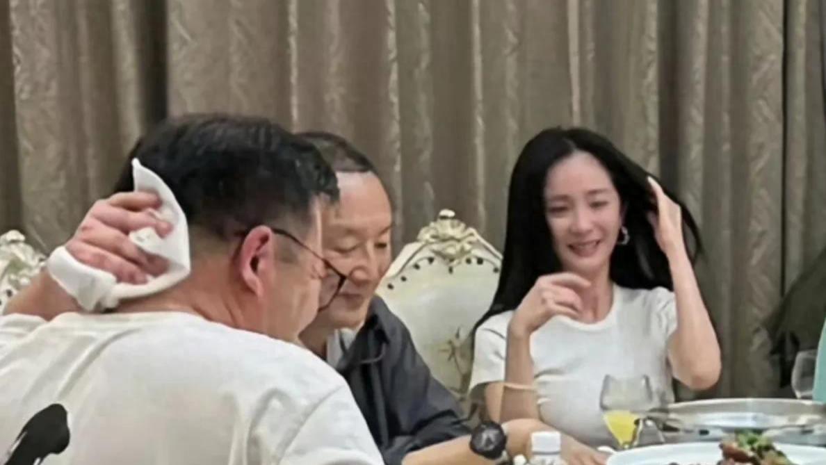 杨幂私密聚会被曝光，和男士喝酒脸色发红