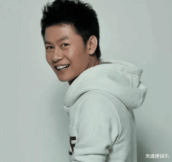 李健一家三口罕露面!《狂飙》之后低调如初,老婆背布袋高挑貌美