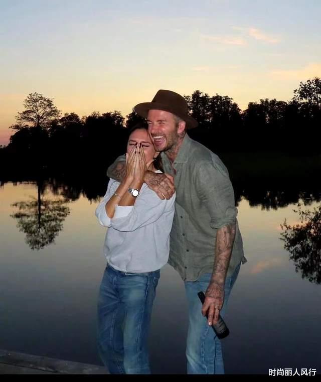 哈珀·贝克汉姆|小贝最新全家福曝光！贝嫂穿牛仔裤跟妮可拉像一辈人，小七肉乎乎