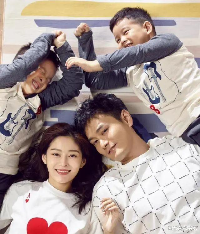 戏里演母子，戏外倒追丈夫5年，婚后生双胞胎，取名“一模一样”