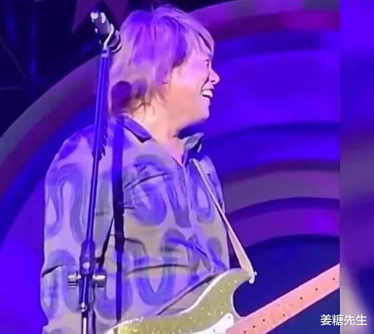 又土又丑,演唱会“摆烂”,从过气歌手到全民上头,伍佰凭啥?