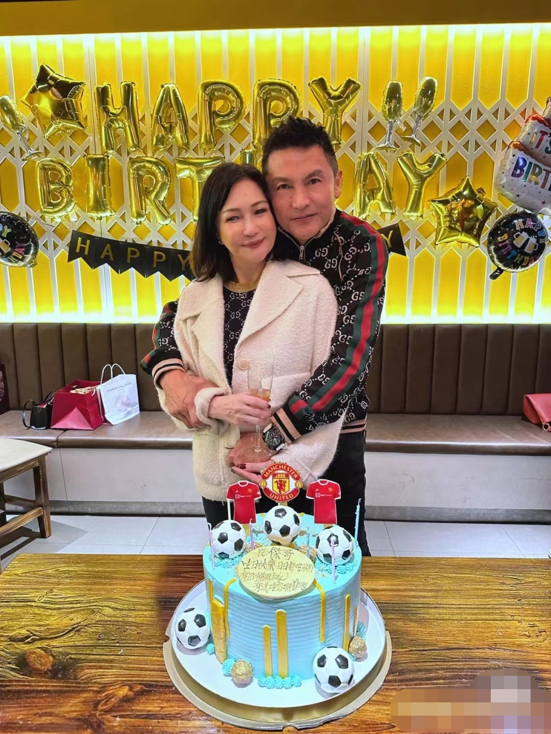 关礼杰|61岁关礼杰近况曝光！红光满面搂妻女庆生，皱纹如树皮显老态