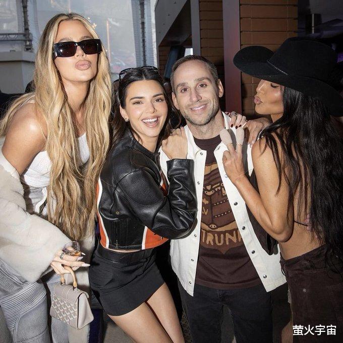 金·卡戴珊和新男友首次同框,一起走入酒店,小12岁的球员很贴心