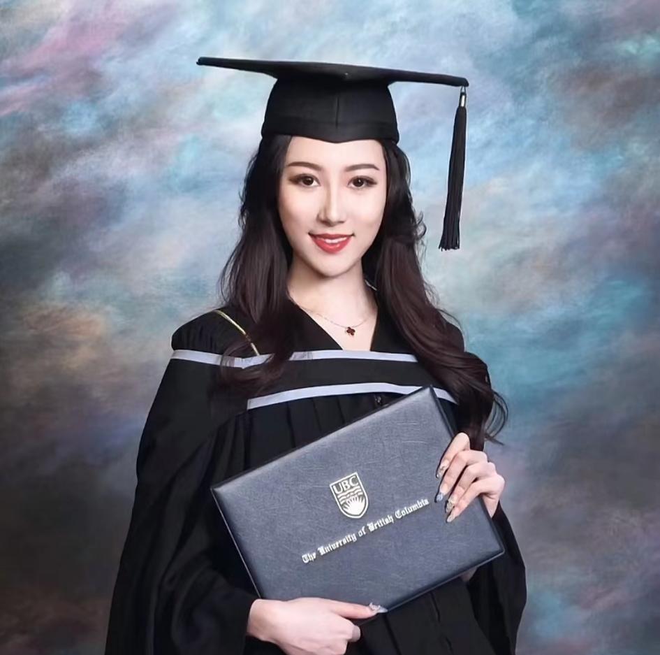 舅舅外公都是影帝，爸爸是国家一级演员，海归学历现在是网红