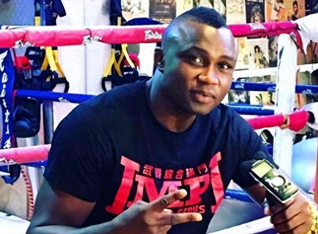 中国白富美嫁给黑人拳王,生俩混血娃被劈腿,小三是成人演员