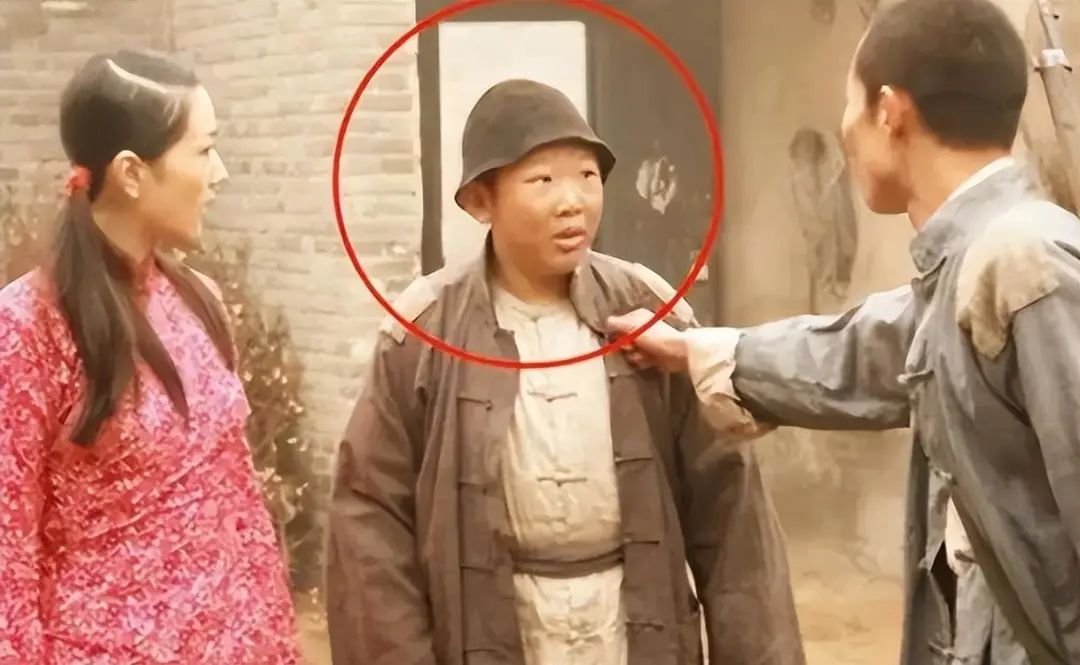 他9岁就停止发育，36岁还在演小孩，却娶了班花，如今成了演技派大咖