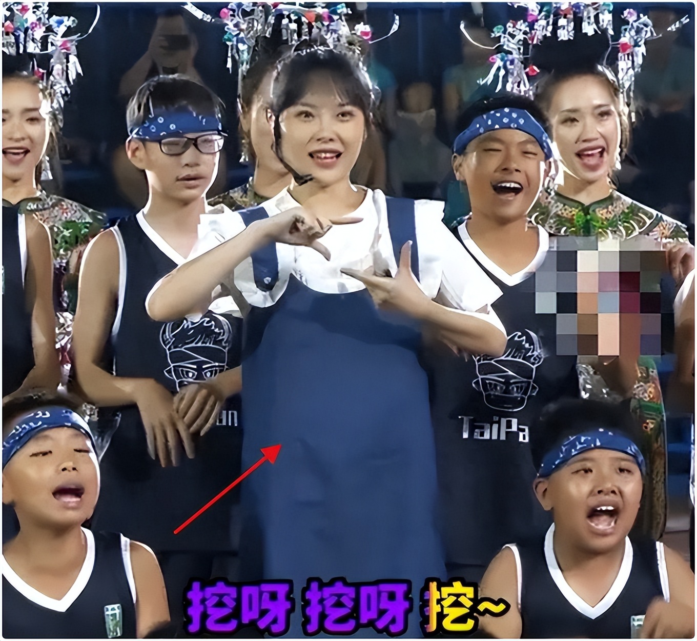 “挖呀挖”黄老师近照曝光,面容憔悴眼神无光,小腹微隆被疑怀孕