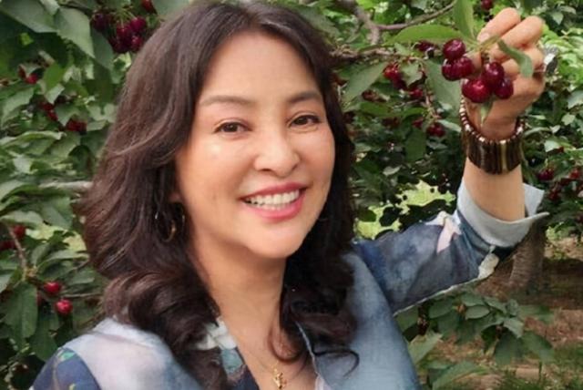 一代歌后抛弃丈夫加入法国籍,却惨遭“退货”,回国成为三线明星