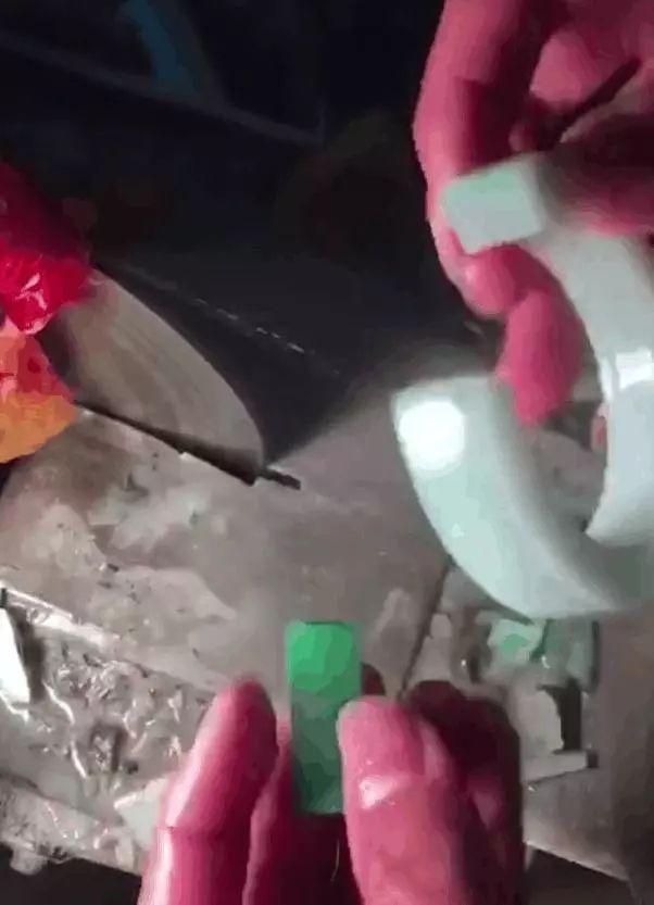 翡翠手镯|手镯胚不慎撞裂，只能锯断取戒面