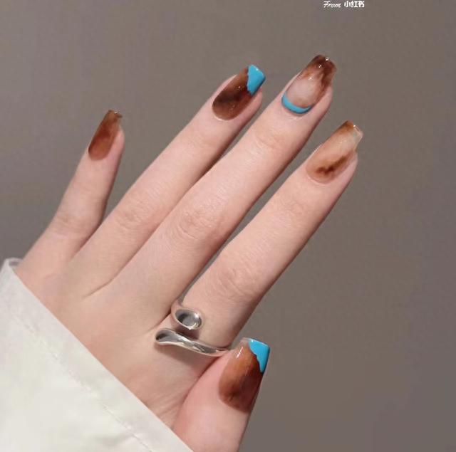 高贵显白美甲：金棕色YYDS--秋季美甲推荐