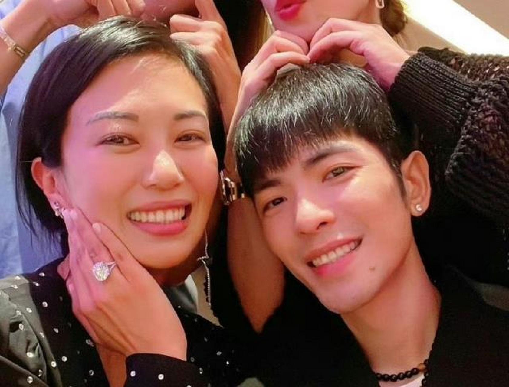 36岁萧敬腾已筹备婚礼!51岁经纪人娇妻全程操办,无视14岁年龄差