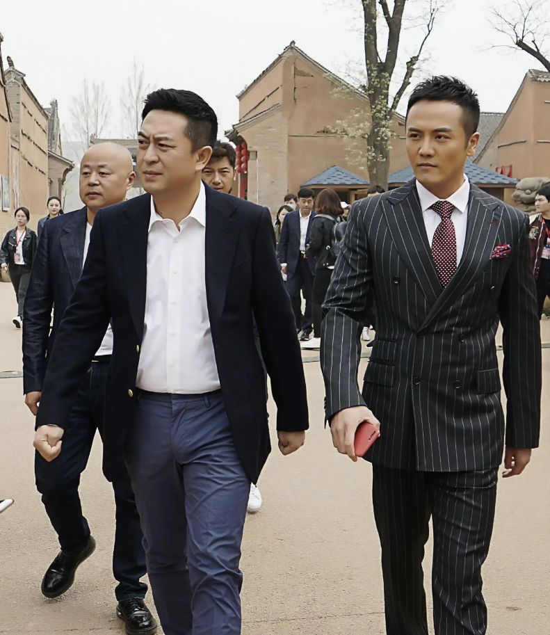 他是张嘉译的亲表弟,被表哥用11部戏带红,如今登上央视走红扩大