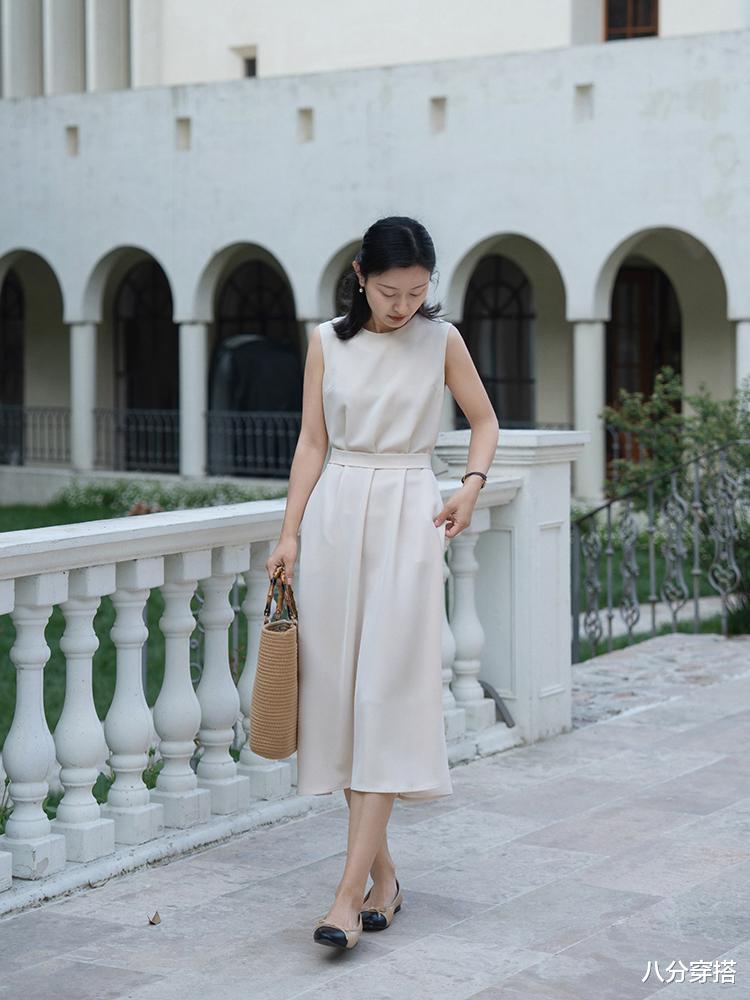 连衣裙|35岁的职场女性怎么穿？身穿一件连衣裙遮肉显瘦，而且还很洋气
