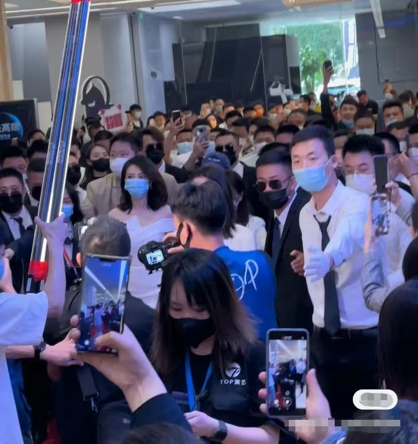 高圆圆|高圆圆现身商演阵仗大，近百人手忙脚乱迎出场，与异性挽手显亲密