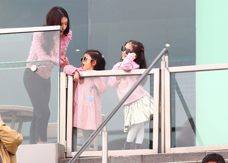 郭富城全家现身马场,俩女儿正面照罕见曝光,像爸爸还是像妈妈?