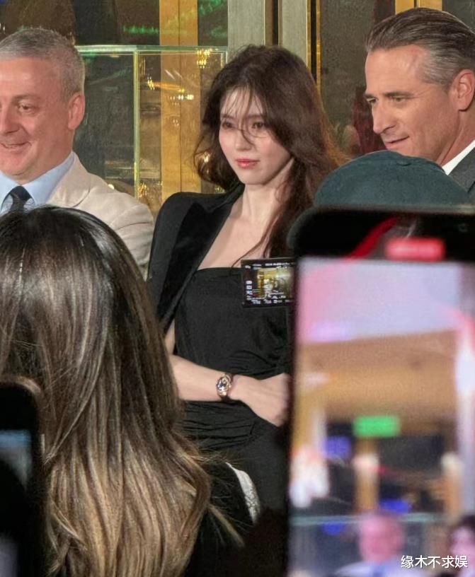 真磕了？韩素希回国素颜憔悴，眉毛稀疏，眼神茫然，手不受控制！