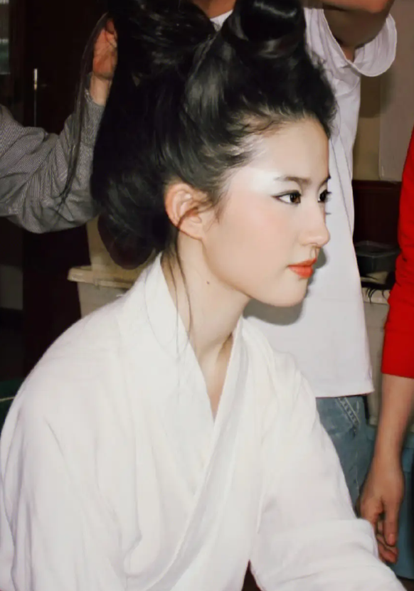 刘亦菲36岁生日在北京拍戏！剧组晒照为其庆生，气质如仙依然很美