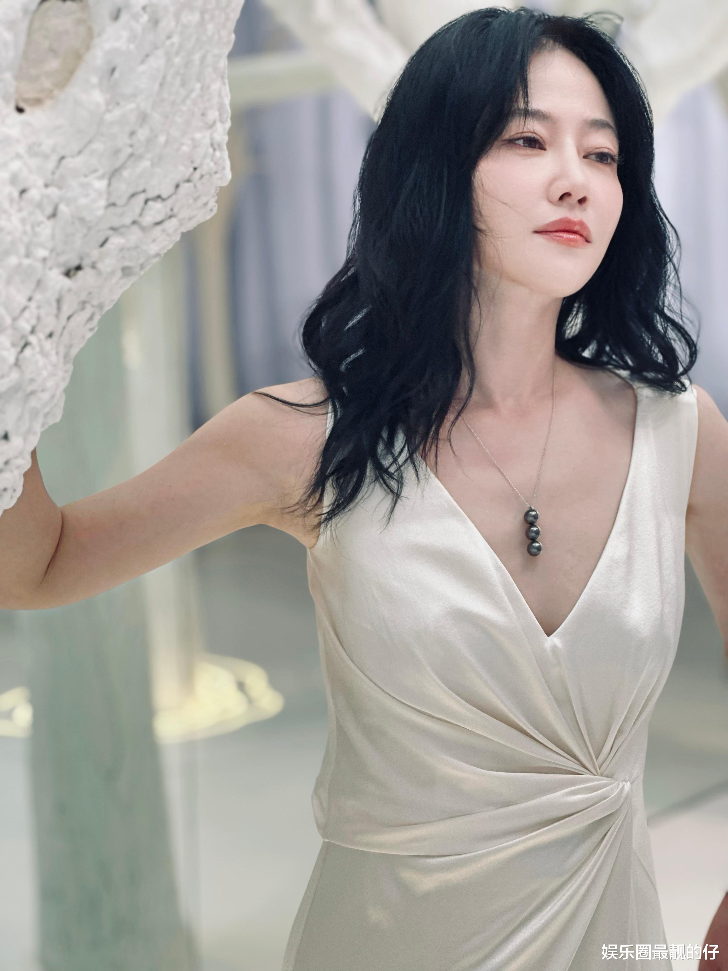 谭卓穿低胸照发文喜欢费翔爱咋咋地，这是要闹哪样？