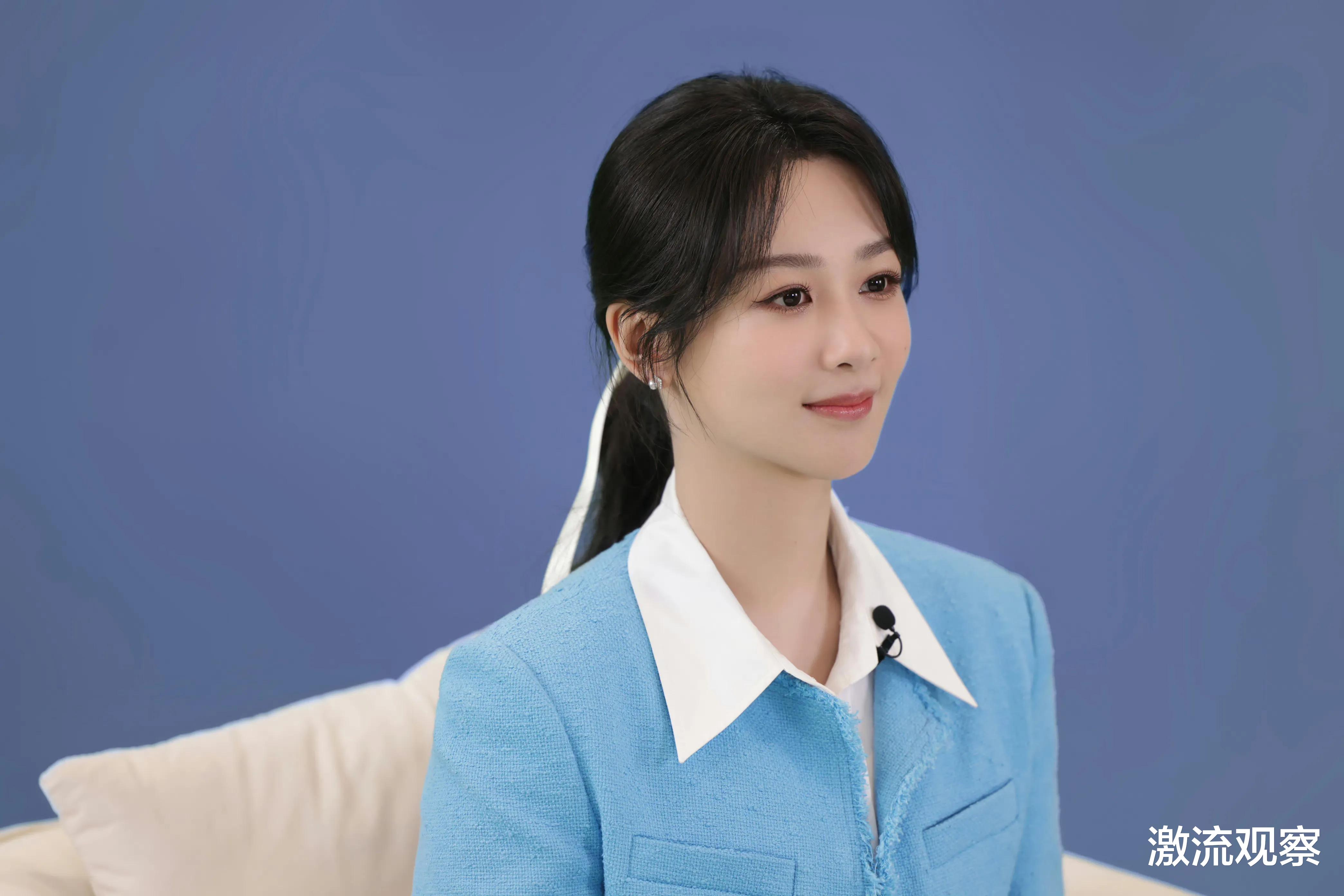 发型 杨紫直播造型惹争议,发型老土,蓝色西服显老,造型团队上心点吧