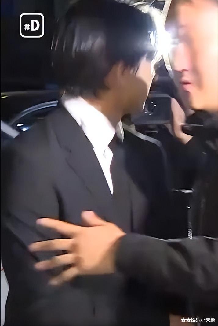 刘亚仁|刘亚仁被当众泼水,回头怒瞪泼水者,警员强力拦着他压制怒火