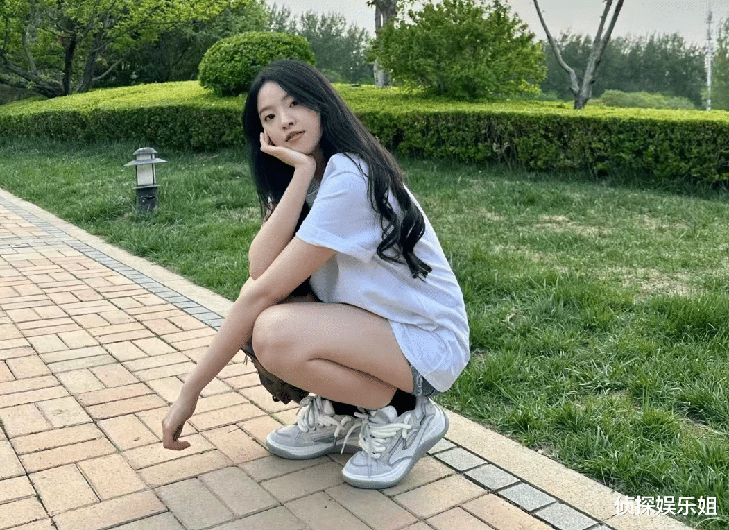 王文也|王中磊25岁女儿晒近照,王文也穿热裤秀长腿,高颜值好身材抢镜