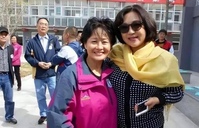 李连杰晒妻子近照,61岁利智衰老似奶奶,62岁黄秋燕依旧美艳动人