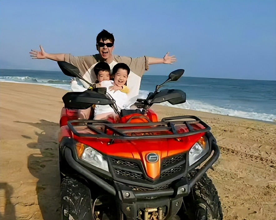 王栎鑫的一双儿女齐现身，观看父亲披荆斩棘的表演